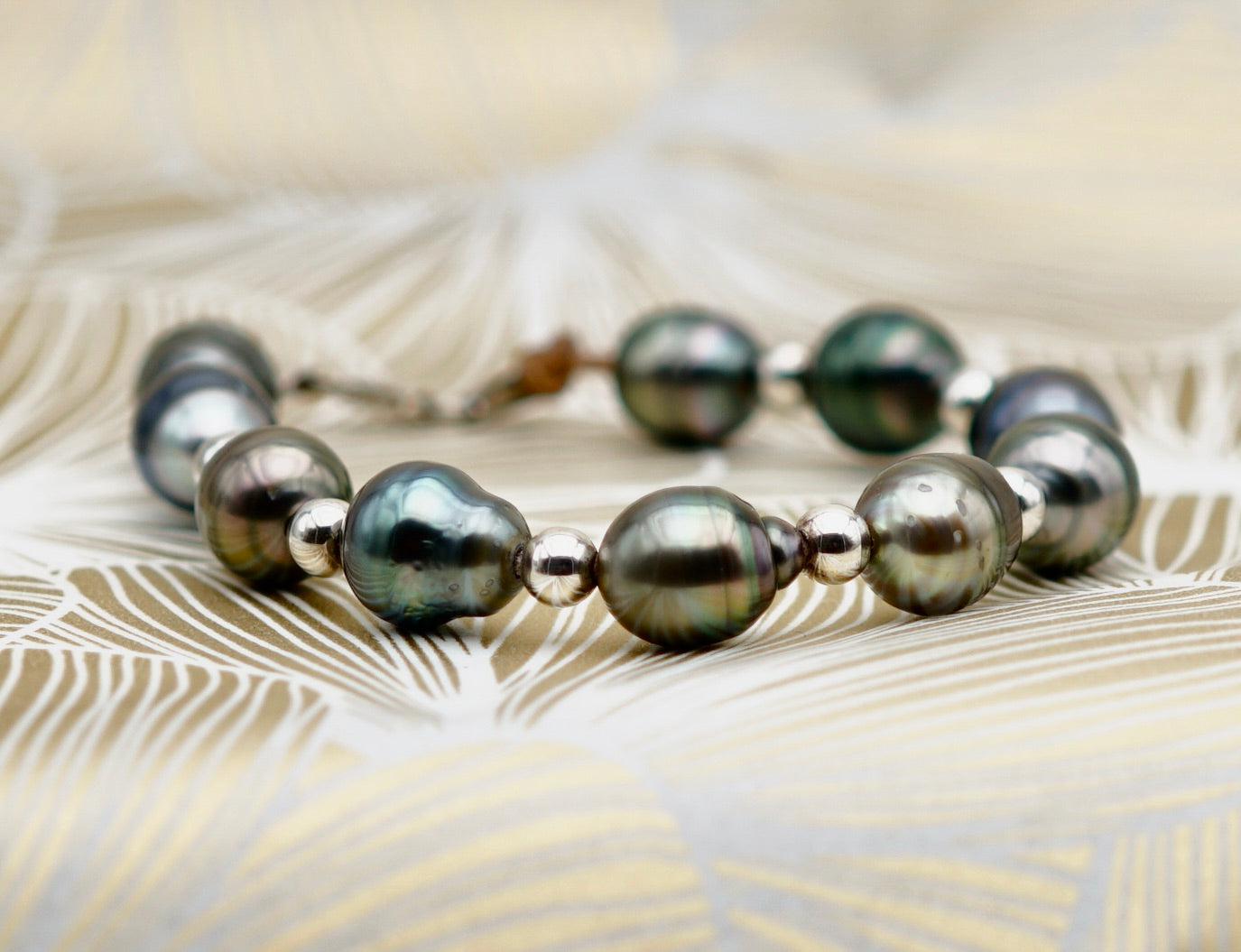 Collection Maupiti splendide bracelet de 10 perles baroque de Tahiti