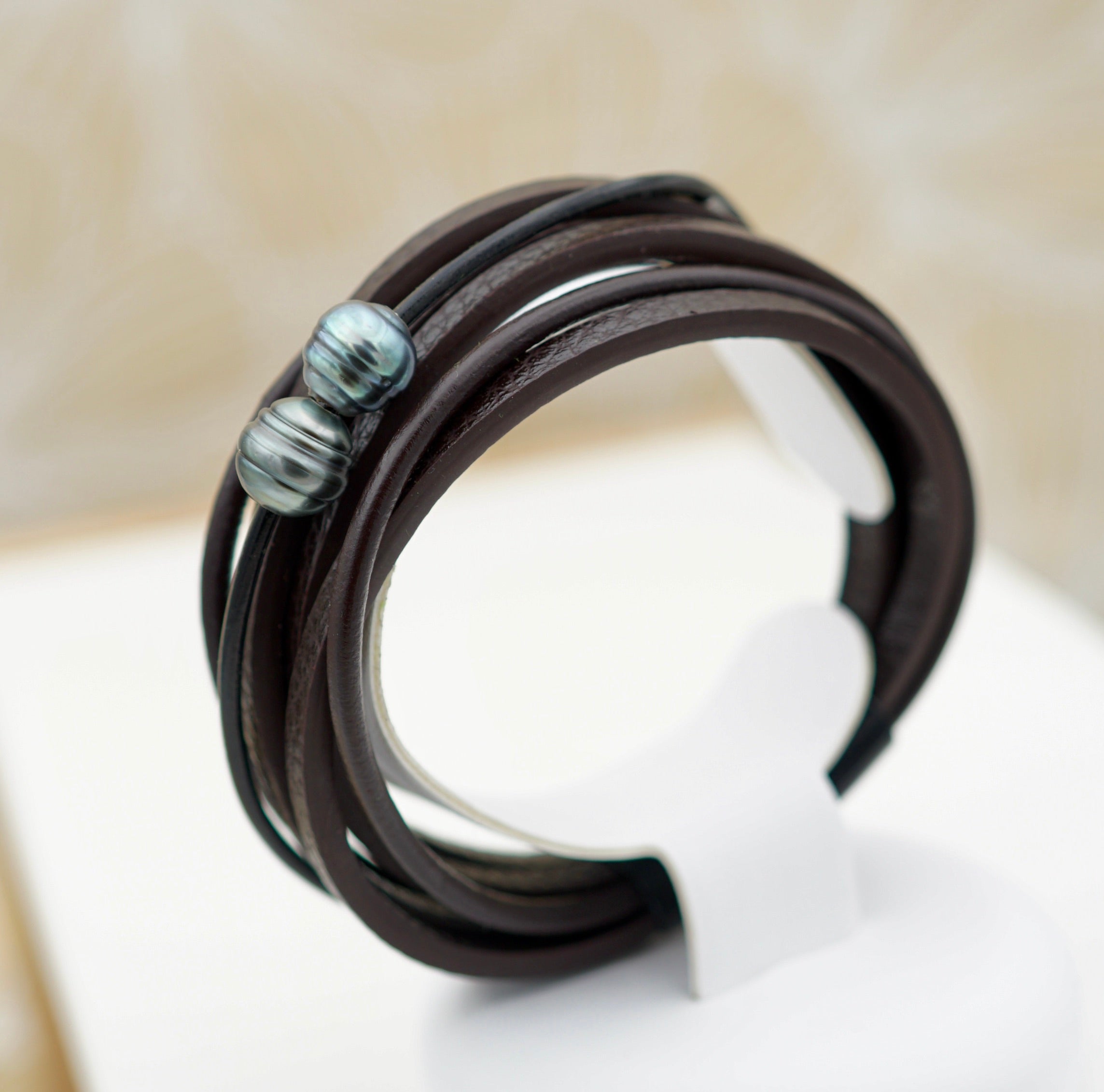 Collection Tane Deux perles cerclées sur cuir véritable