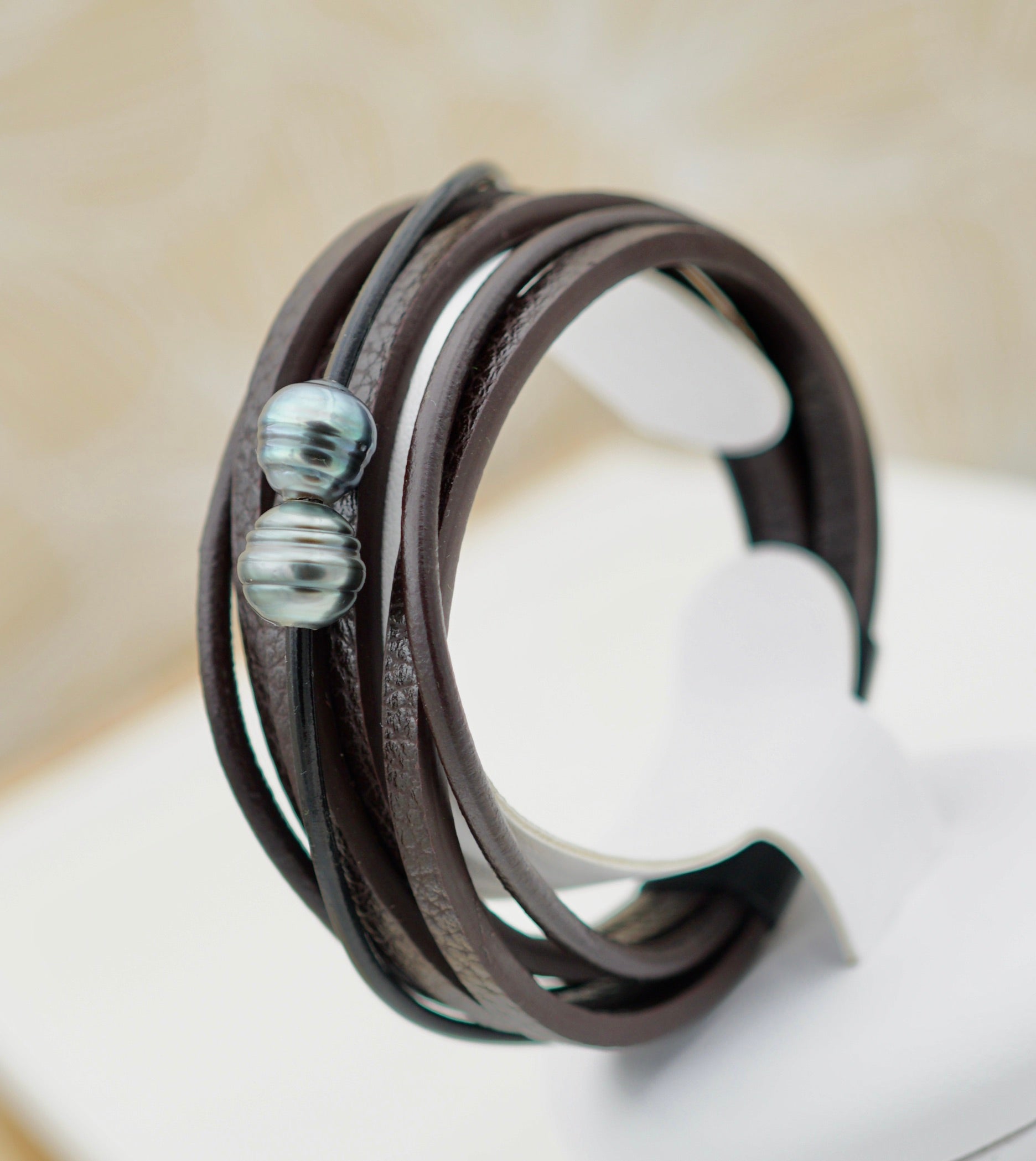 Collection Tane Deux perles cerclées sur cuir véritable