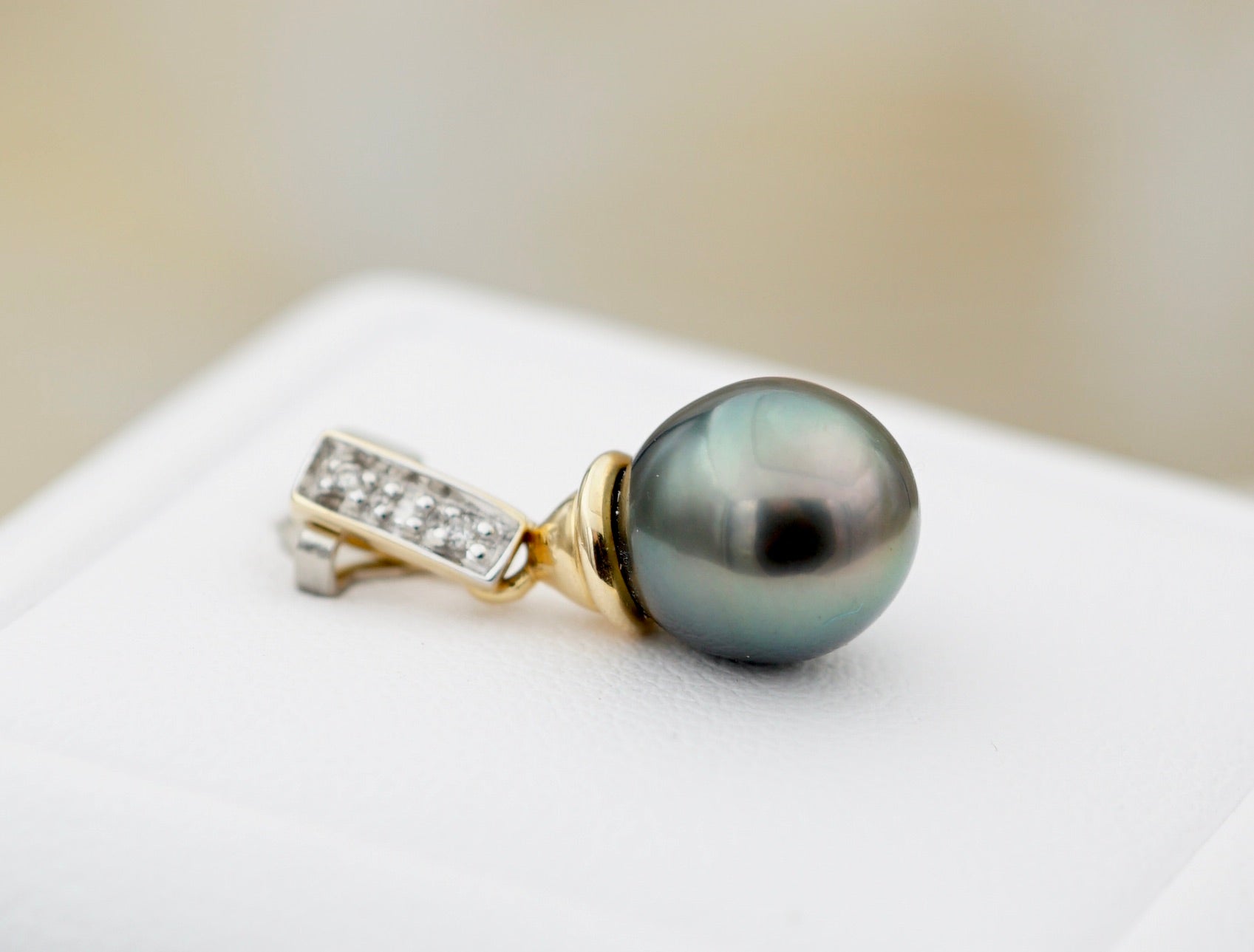 Collection Mahana perle semi ronde de 9.1mm sur Or 18k