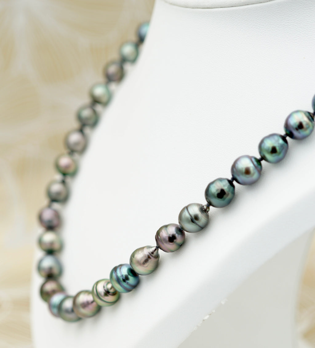 Collection Hiva-Oa  Splendide collier de 44 perles