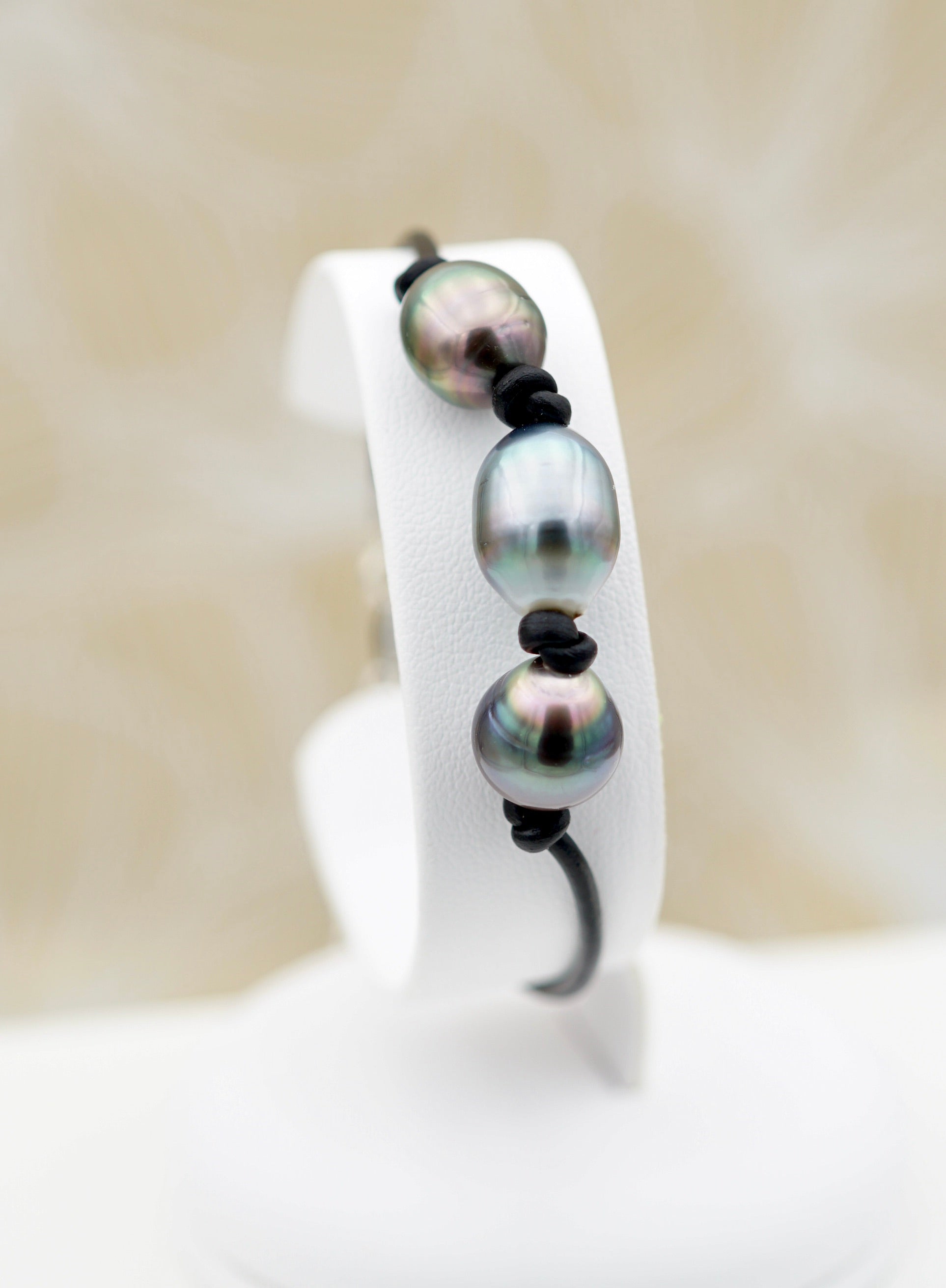 Collection Tupai - 3 perles baroques sur cordon en cuir