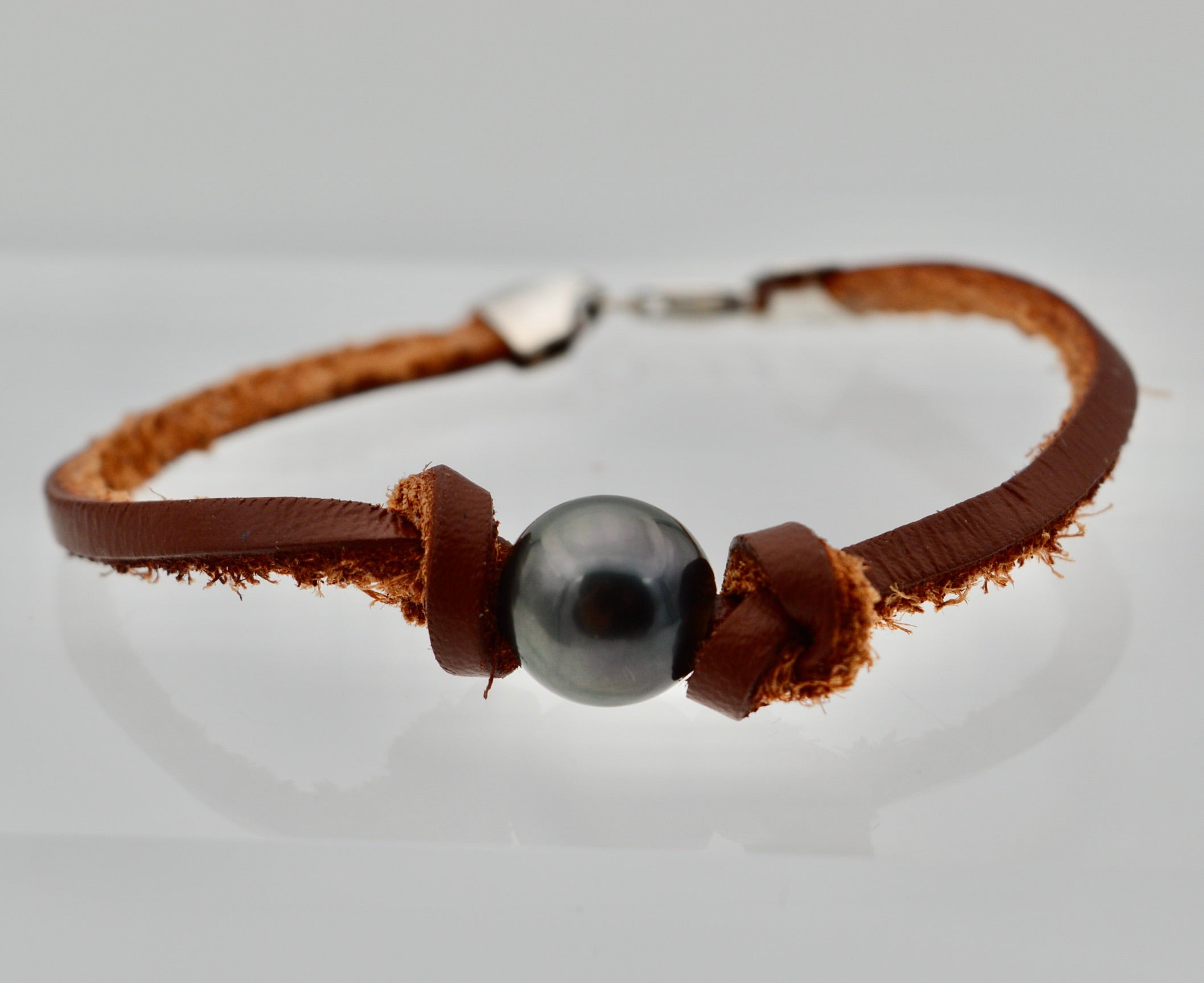 Collection Tahaa perle de 10.1mm sur cuir
