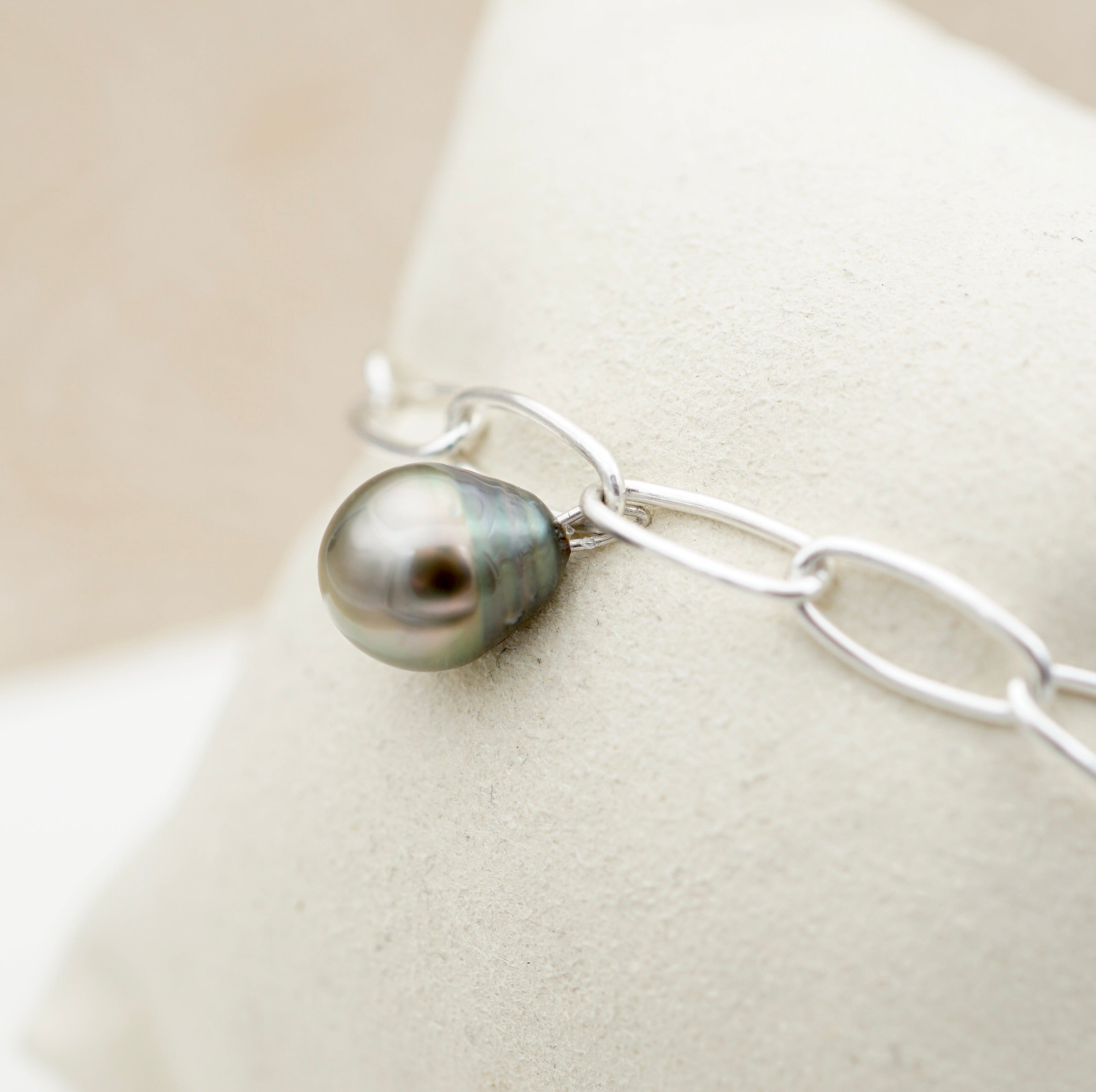 Maeva splendide bracelet en argent 925.          Perle de 10.1mm cerclée Gold