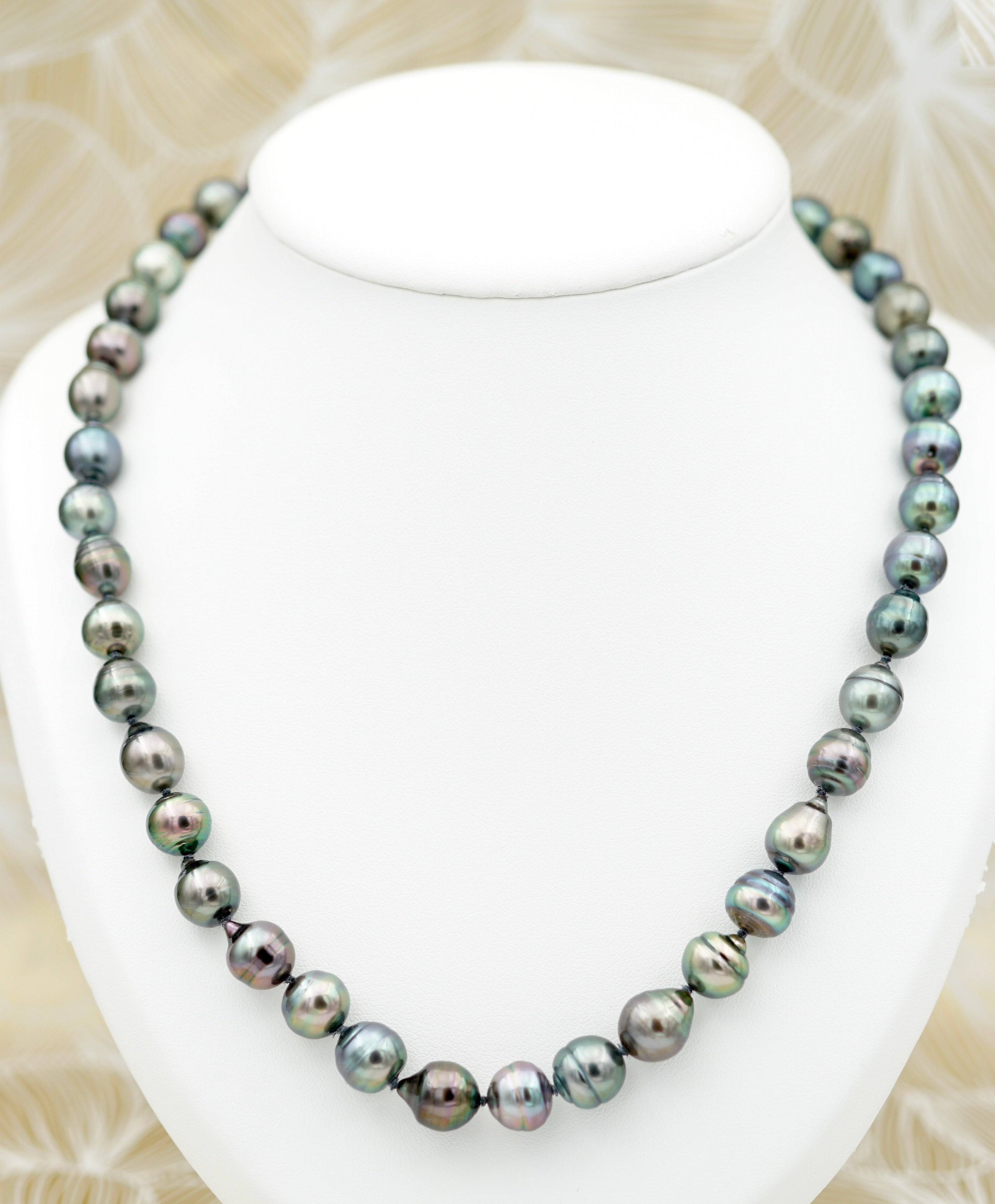 Collection Hiva-Oa  Splendide collier de 44 perles