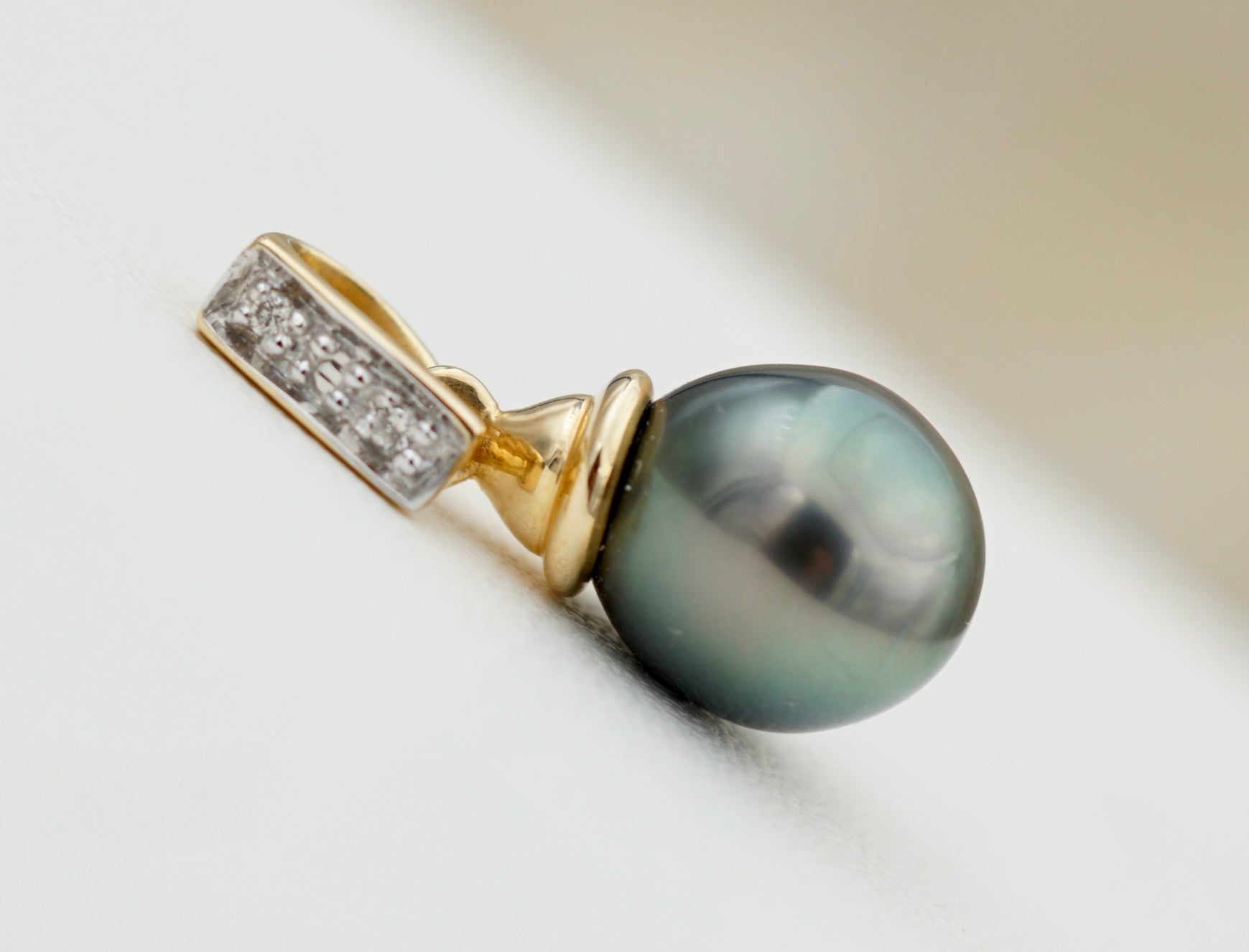 Collection Mahana perle semi ronde de 9.1mm sur Or 18k