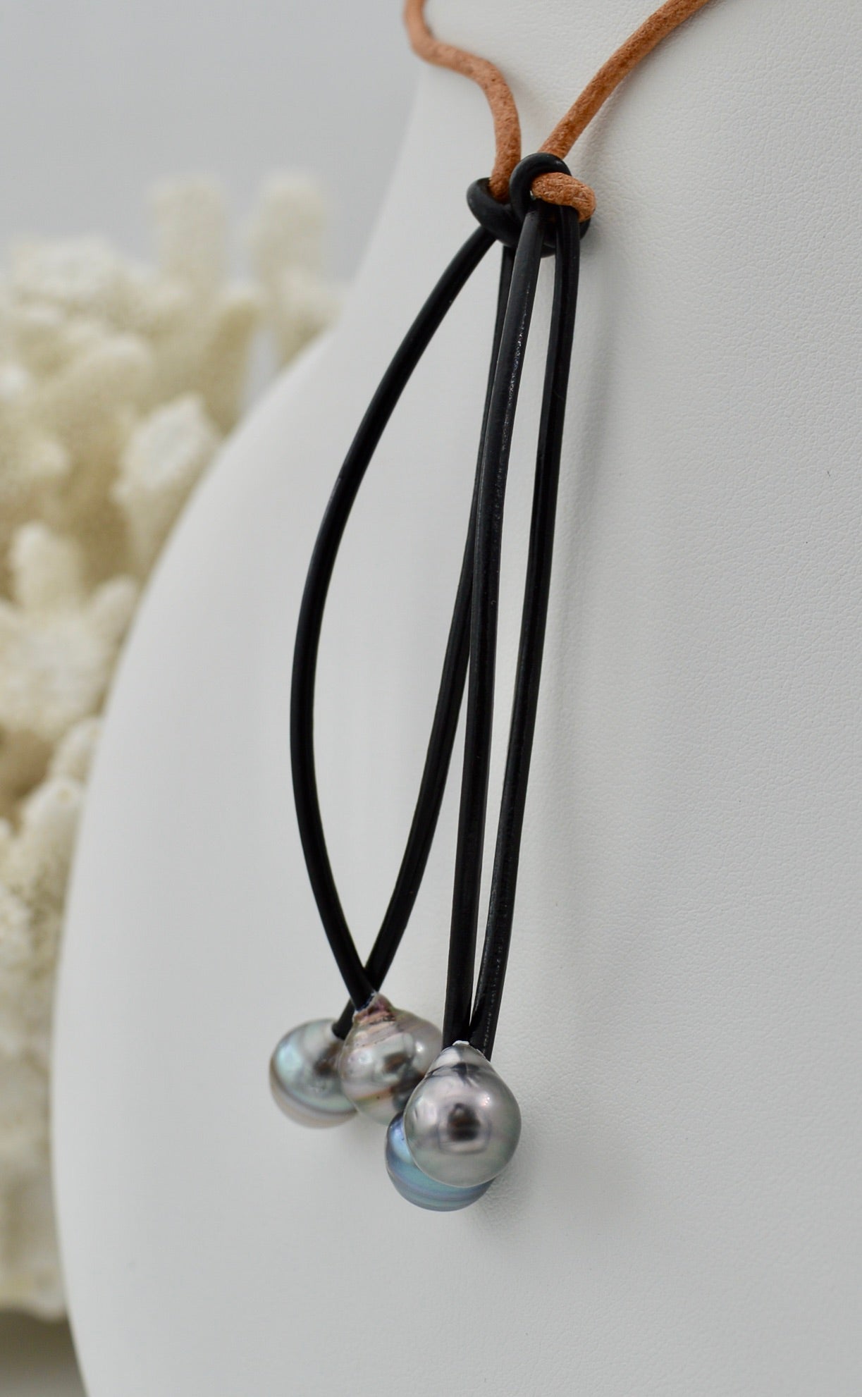 Collection Tiare 4 perles cerclées sur cuir