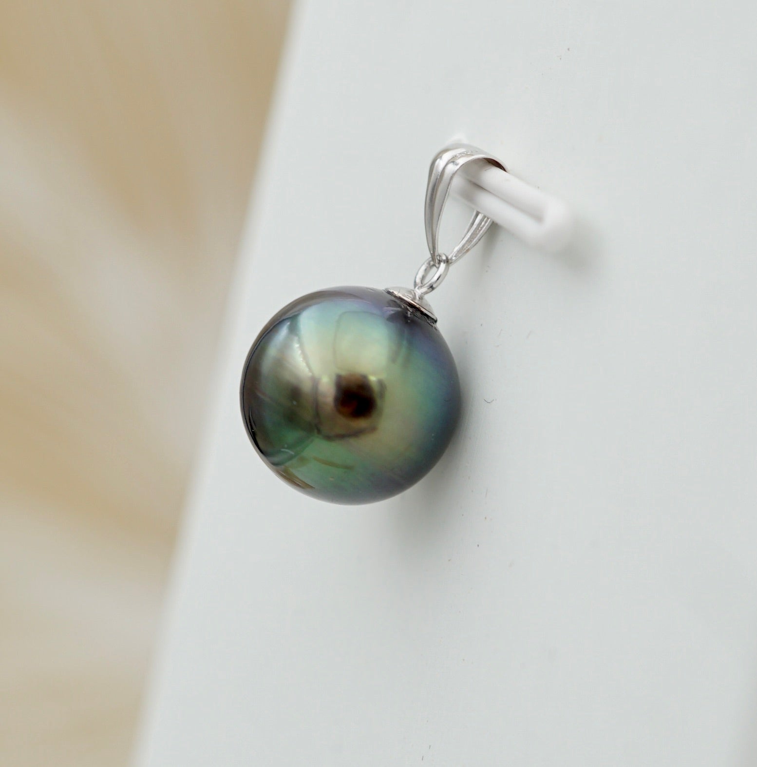 Collection Tiare perle cerclée de 10.6mm sur or 18k