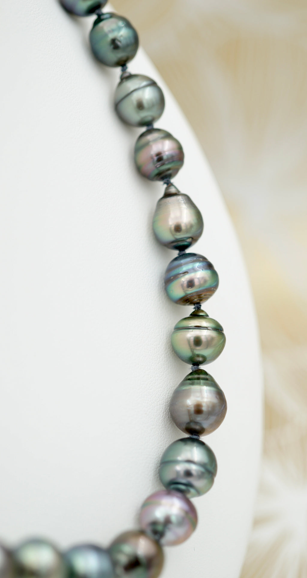 Collection Hiva-Oa  Splendide collier de 44 perles
