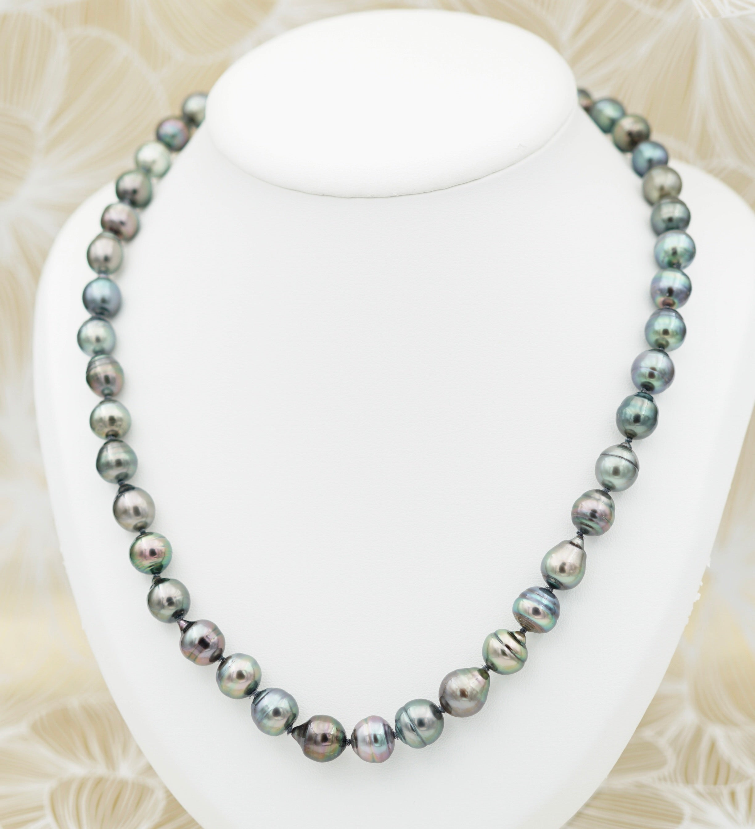 Collection Hiva-Oa  Splendide collier de 44 perles