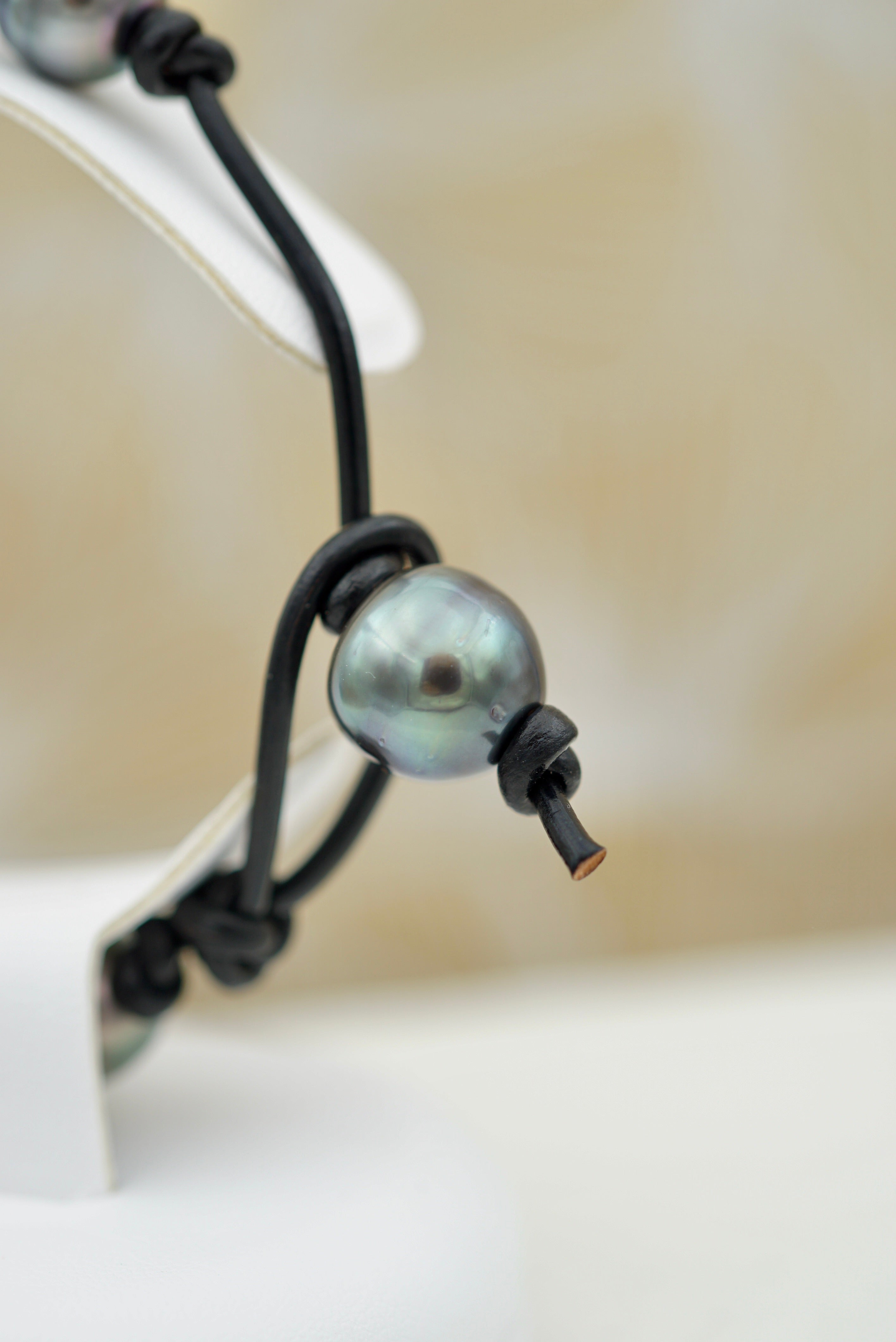 Collection Motu 12 perles multicolores sur cuir