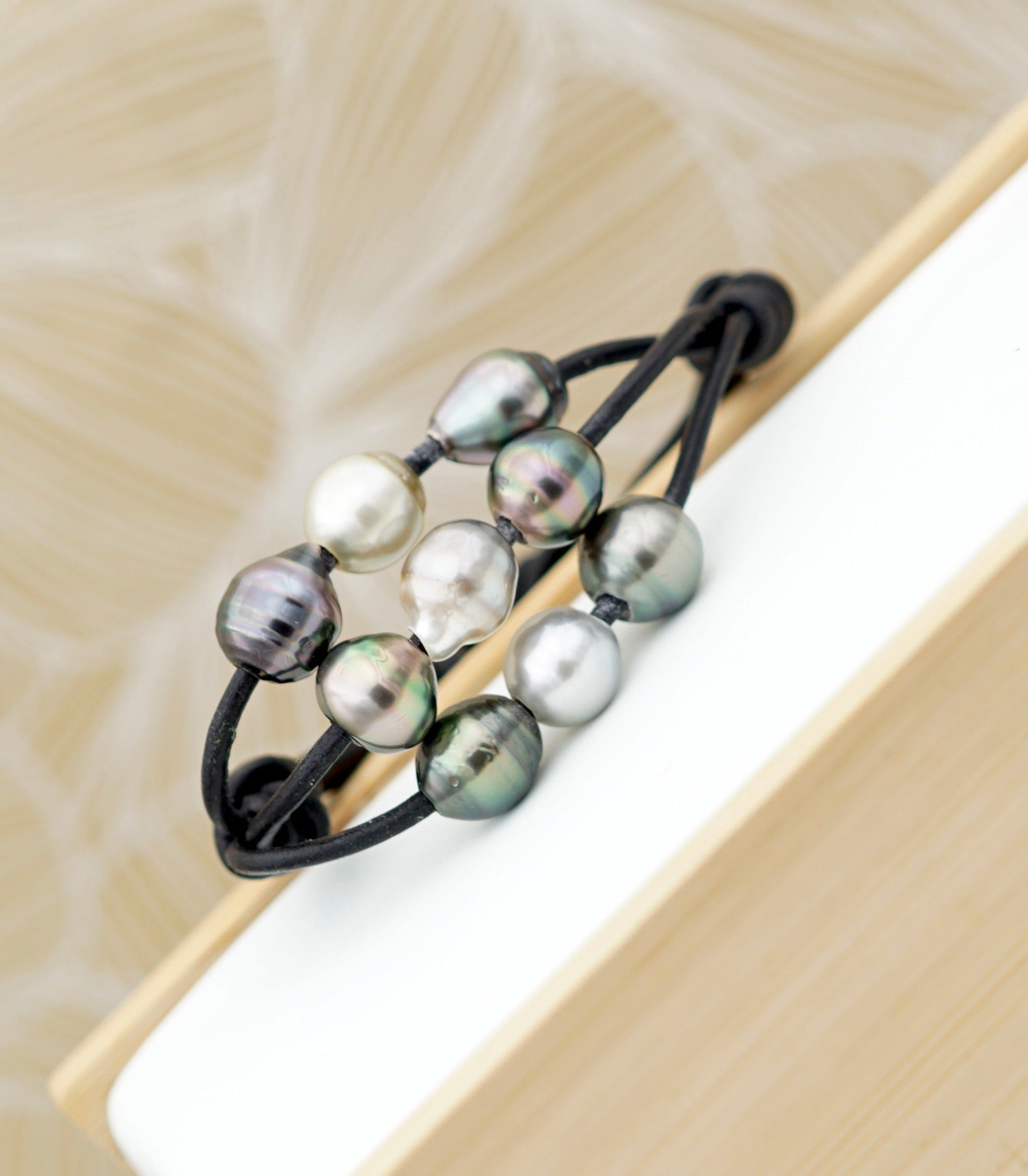 Collection Ahonu 10 perles multicolores sur cuir