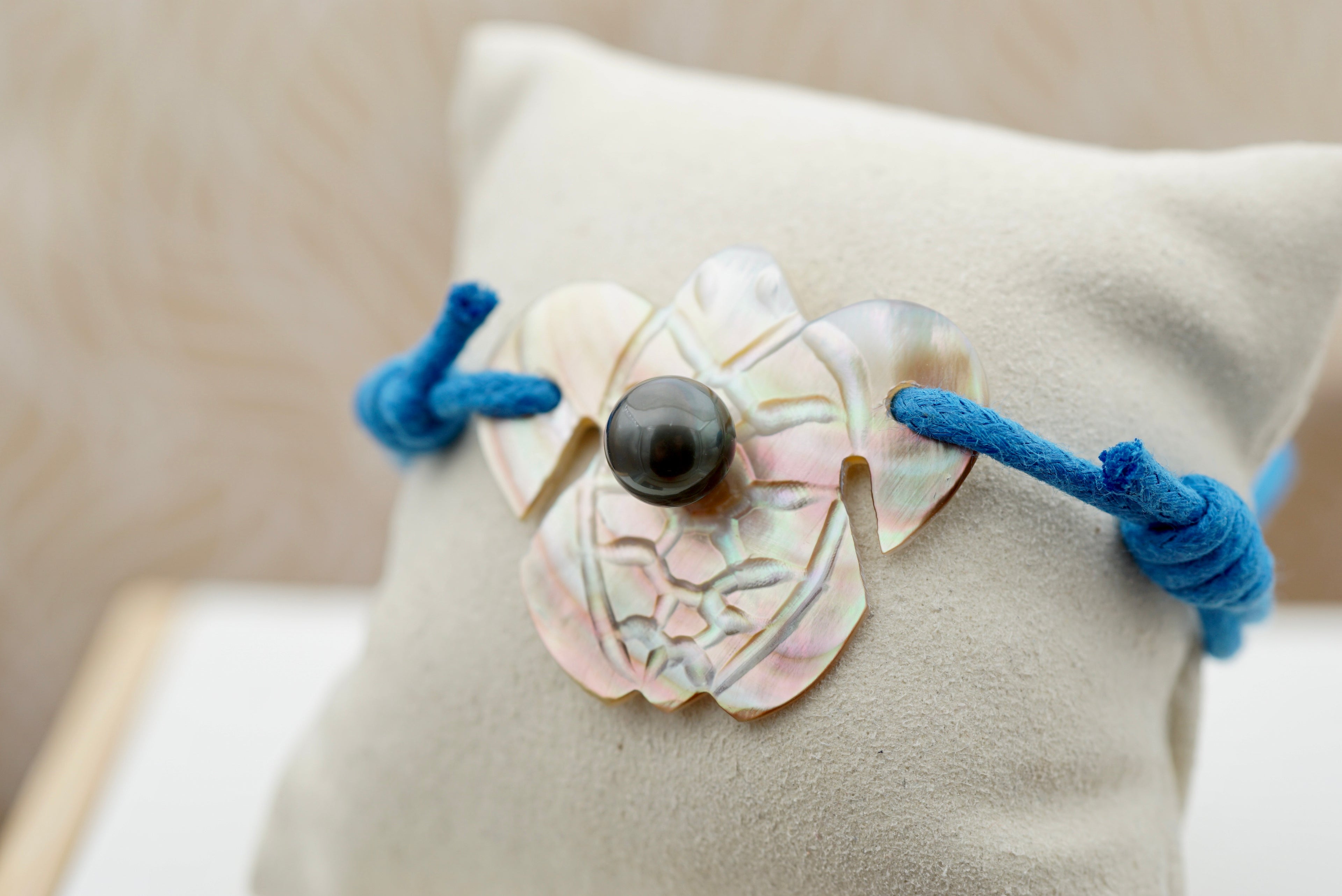 Makaroa perle de Tahiti baroque sur nacre