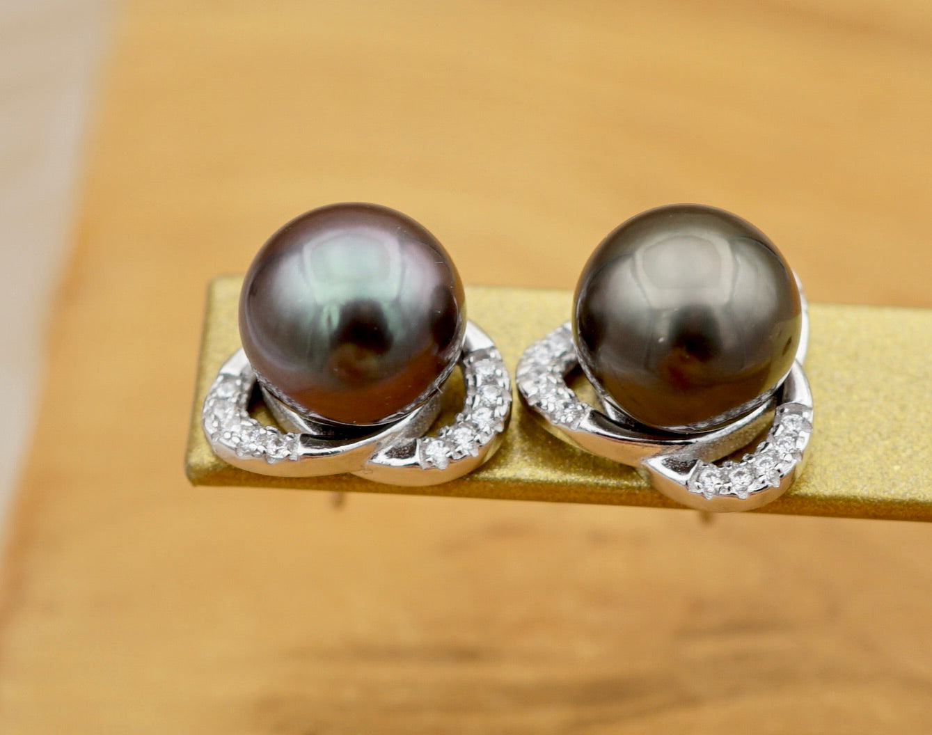 Parata deux splendides perles de Tahiti montées en boucles d'oreilles