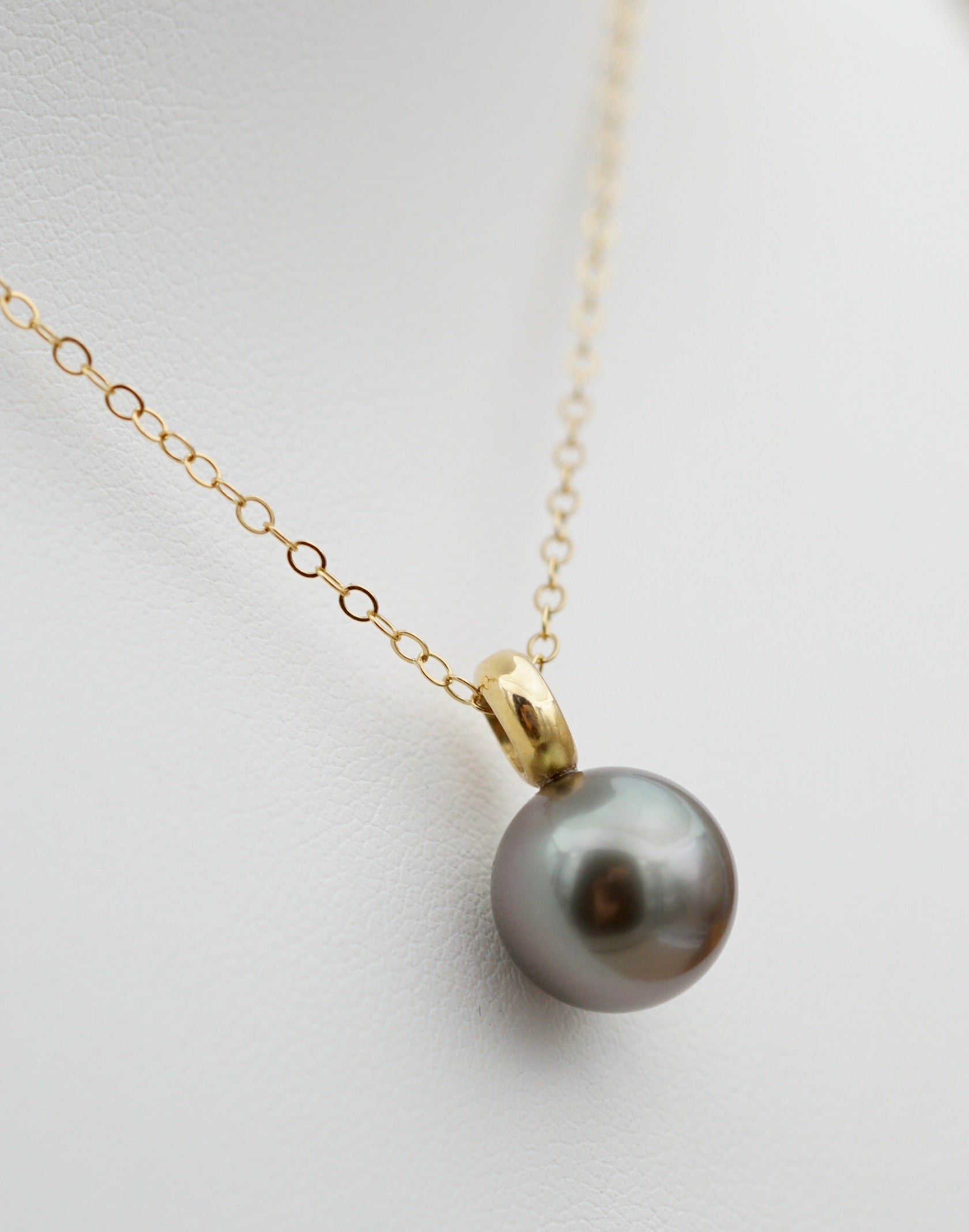 Taravai perle de 9.9mm sur or 750mm