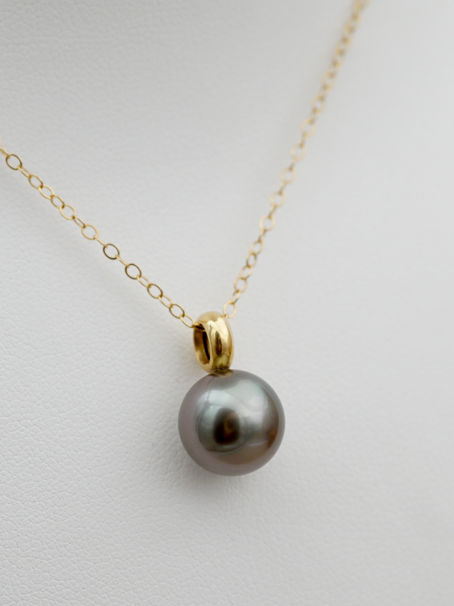 Taravai perle de 9.9mm sur or 750mm