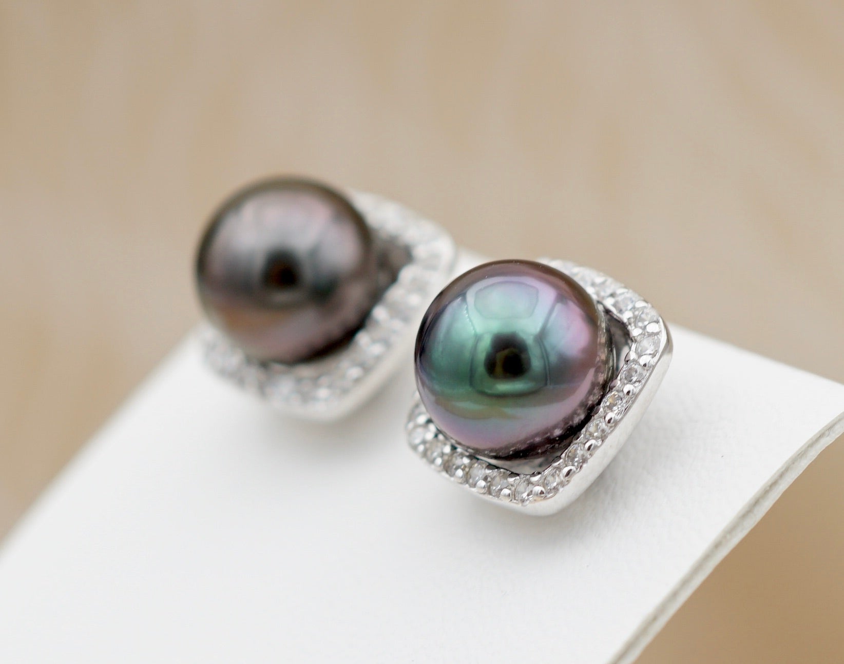Rangiroa perles de Tahiti de 8.4mm montées en boucles d'oreilles sur argent