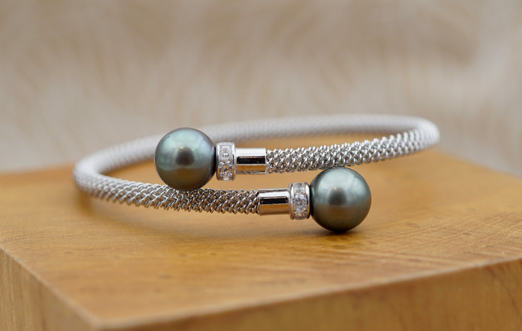Splendide bracelet en argent rodhié orné de deux véritables perles de Tahiti AAA