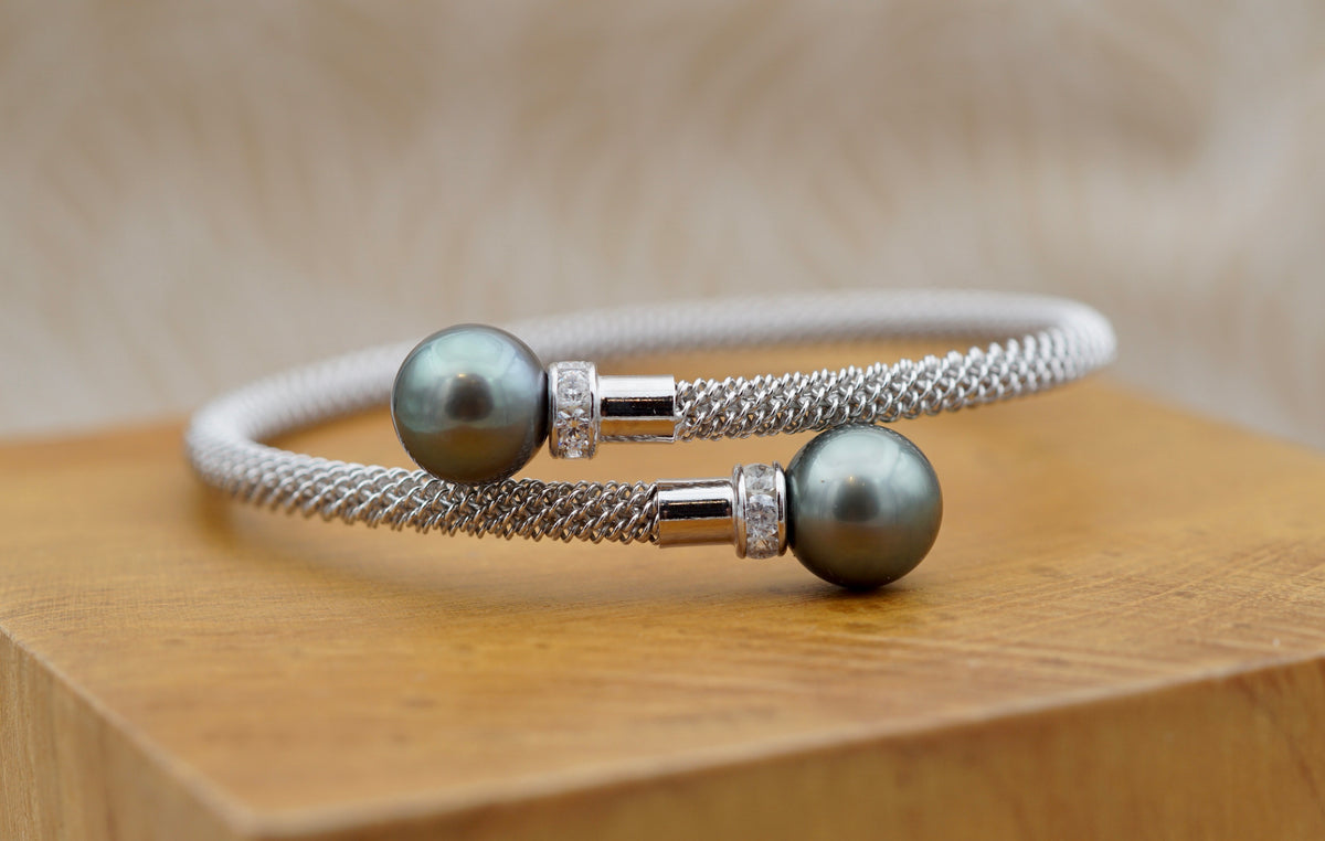 Splendide bracelet en argent rodhié orné de deux véritables perles de Tahiti AAA