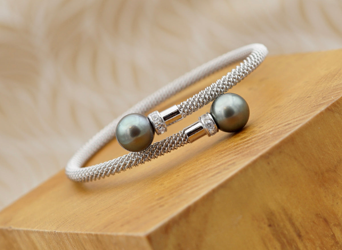 Splendide bracelet en argent rodhié orné de deux véritables perles de Tahiti AAA